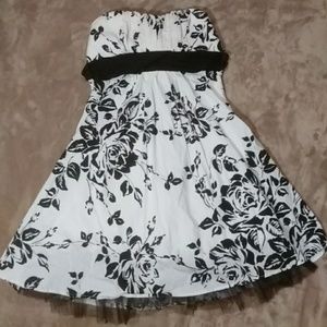 Woman's white and chocolate brown dress.